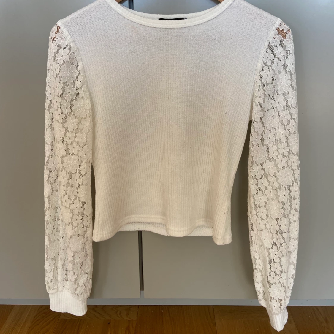 Tröja med spetsärmar 