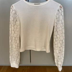 Tröja med spetsärmar  - Garderobsränsning!☀️ Långärmad tröja med blommig spets 