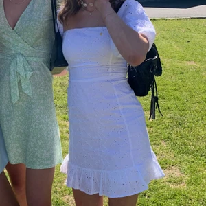 Klänning  - Säljer denna supersöta klänning, endast använd en gång så i nyskick!😇🤌🏼 Skriv för mer bilder!