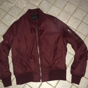 Jacka  - Jätte fin bomberjacka!