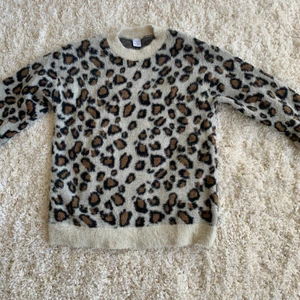 Leopard tröja Lindex  - Super snygg stickad tröja från Lindex! Jätte, jätte fint skick, fick den i julas så är bara använd hemma några fåtal gånger! Super skönt material måste jag verkligen säga😍Kontakta mig vid fler bilder! Buda från 150 kr, om de är fler intresserade blir det budgivning💕