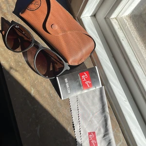 Solglasögon  - Säljer mina RayBan solglasögon som aldrig har kommit till användning✨Köptes på synsam för 1 år sen🥰 Allt som ni ser på bilden ingår. Fråga gärna om mer bilder om ni vill ha det❤️‍🔥 