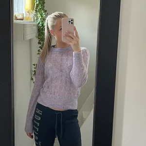 Tunn stickad tröja - Super söt tunn lila stickad tröja, köpt på mango! Är i väldigt fint skick! 