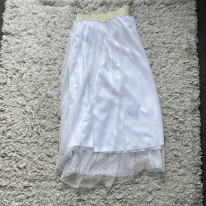 Vit kjol - En jätte fin sommarkjol, storlek 152 ❤️❤️