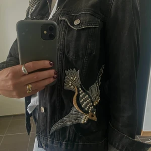 Jeansjacka, HM strl 36 - Säljer en super fin jeansjacka med detaljer! Storlek 36. 