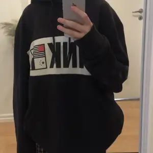 Mjuk hoodie från H&M, Fick den i present, säljer pga gillar inte den längre och för stor för mig den har skönt stjock matrial, andvänd max 2 gånger skriv för flera bilder, perfekt som skön overzide hoodie ( jag tvättar den innan jag säljer den såklart) bra skick på hoodin