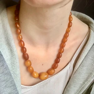 Halsband med matta oranga stenar - Halsband med matta ornaga stenar pärlor. 😍😍🧡🧡🧡🧡🧡🧡