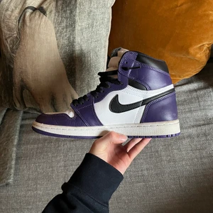 Jordan 1 court purple  - Säljer mina Jordan 1s, de är i fint skick. Buda om pris. Tillkommer svarta och lila snören 