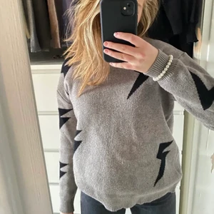 supersöt blixtröja⚡️💓 - Jättefin blixtröja som kan styla med en volangkjol som är vit💓 jättetrendig och är slutsålt överallt💕 storlek S och är 164cm och den passar perfekt 🤩 skulle också kunna TRO att den passar för de som har XS❤️‍🔥🎸 STARTPRIS:149kr BUDA!