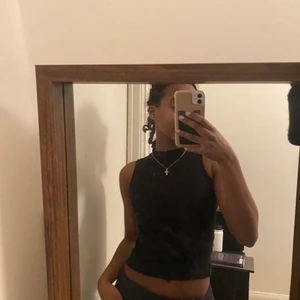 Kappahl ärmlös låg polotröja strlS - Kappahl kids topp ärmlös med en låg polokrage med lite glittersömar på sidorna. Storlek S / 146/152. Pris går att diskutera🖤