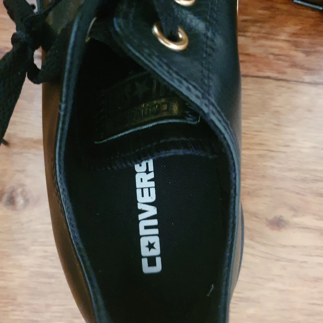 Snygga låga svarta skinnconverse  - 90