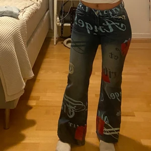 Jaded ldn jeans - Skit coola jeans från jaded ldn som jag aldrig tyckt suttit snyggt på mig därav aldrig använt men har sytt upp de en bit så de skulle passa till min längd (157) som går att sprätta upp för att återgå till orginallängd.