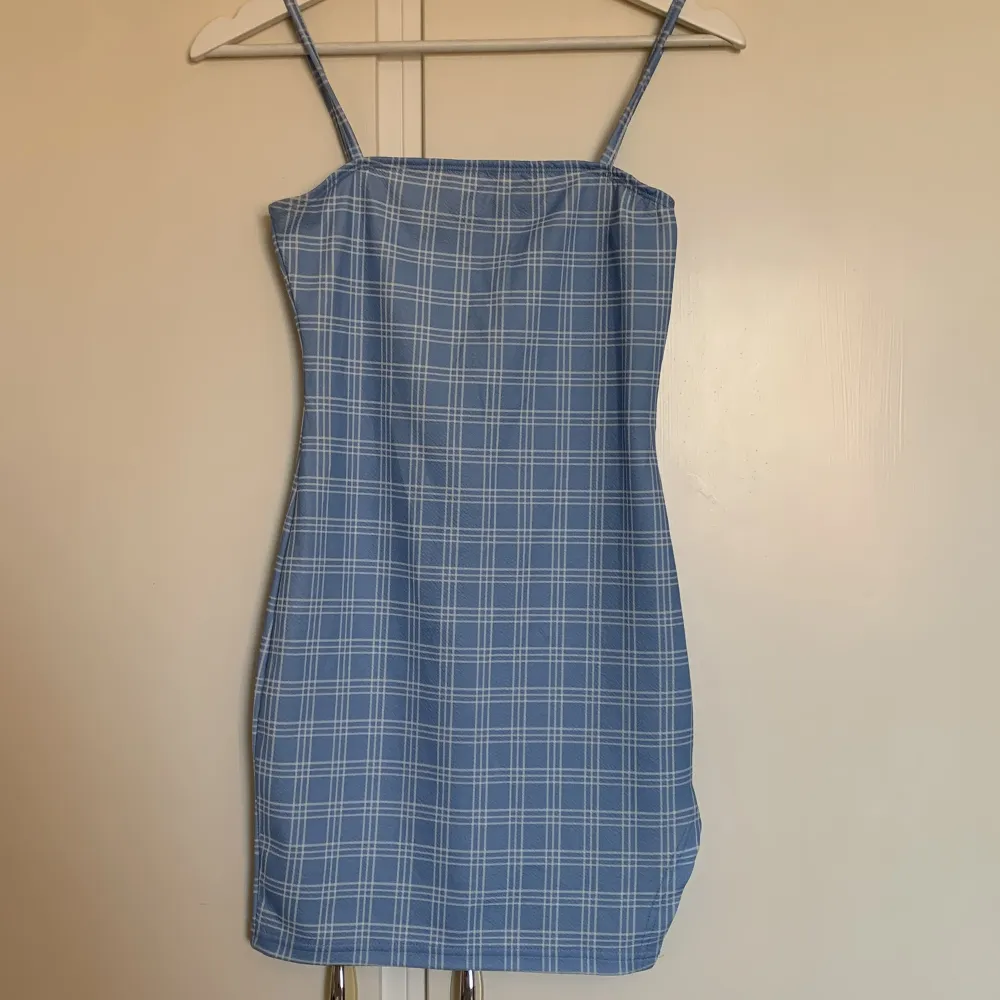 Blå klänning i strl XS. Köpt från shein, knappt använd. Har en liten slit på vänster sida.. Klänningar.