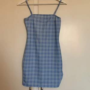 Blå klänning i strl XS. Köpt från shein, knappt använd. Har en liten slit på vänster sida.