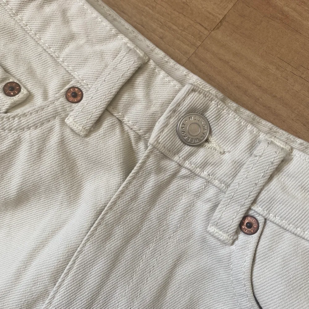 Sjukt snygga till sommaren, knappt använda pga har ett annat par vita jeans🌸🌼. Jeans & Byxor.