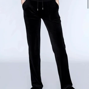 Svarta juicy couture byxor - Funderar på att sälja mina svarta juicy byxor i strl S. Använda men i fint skick utan defekter som jag kan hitta. Säljer för att jag inte riktigt använder dem 💘 