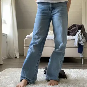 Blå raka jeans från lager 157, den sitter sjukt snyggt och är väldigt sköna! Rak modell. Jeansen är i mycket bra skick! 