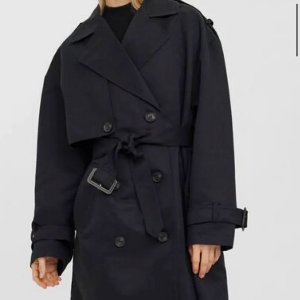 Svart helt oanvänd svart lång trench coat från Vero Moda, storlek S. Jättefin!. Jackor.