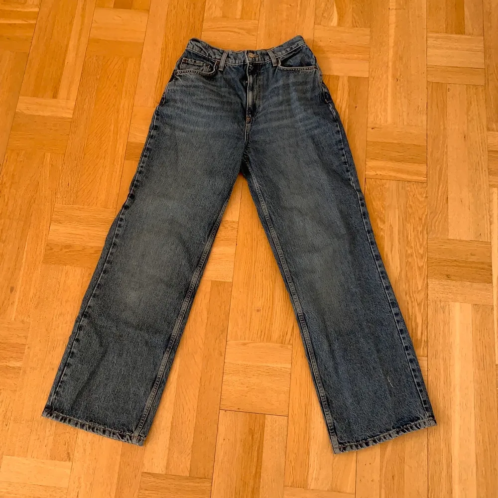 vida, blåa jeans från ASOS, använda 1 gång!! Säljer pga får ingen använding utav dem 💗💗 högmidjade och jättefina, perfekt längd på mig som är 165 <3. Jeans & Byxor.