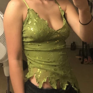 Fest topp - Så snygg tröja men kommer tyvärr inte till användning.💕