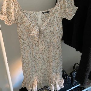 Sommarklänning  - Säljer den här jättefina sommarklänningen med blommor på, aldrig använd!🤍