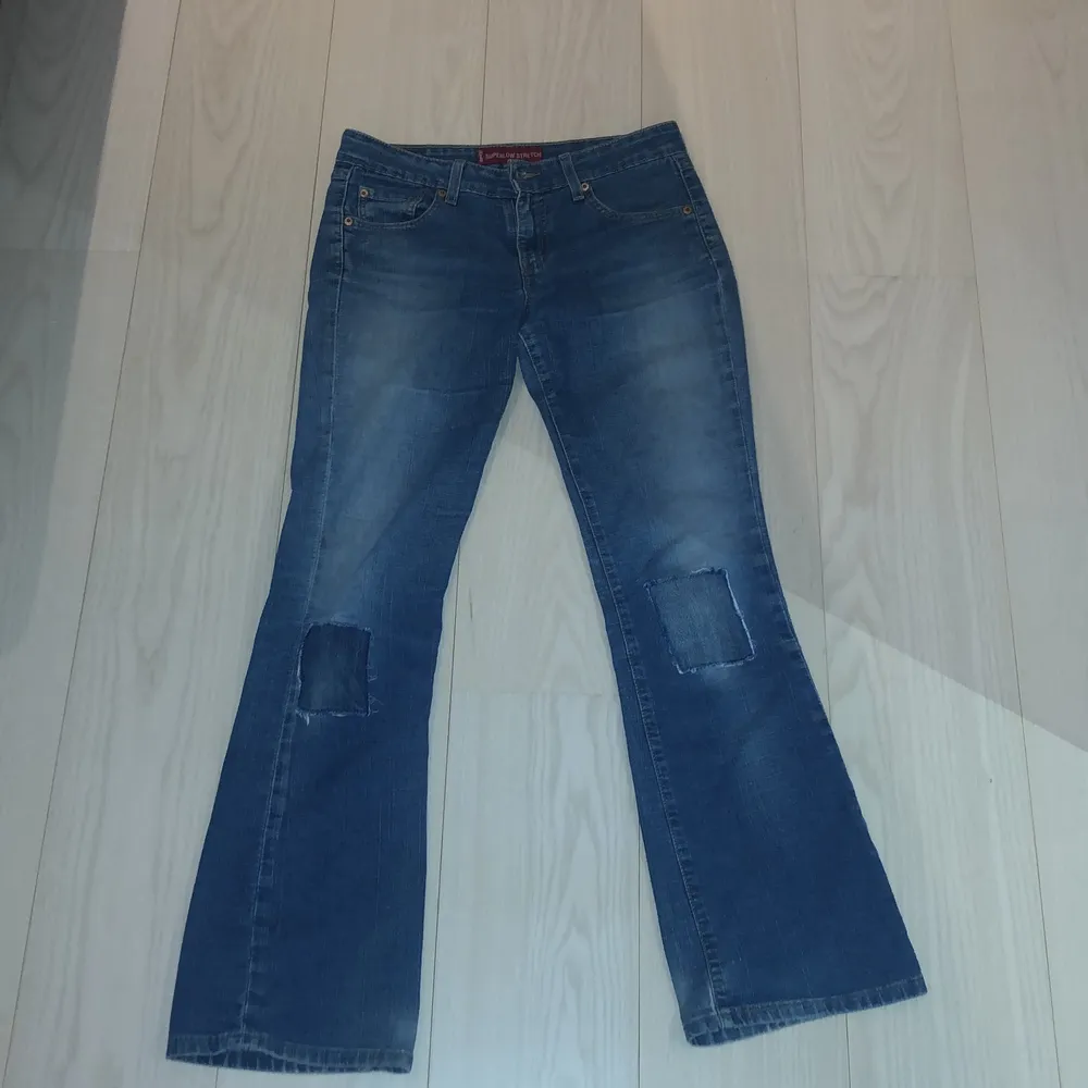 Vintage ljusblå lågmidjade jeans! Stretchiga och taighta som ger en bra passform. De är långa å når ner till golvet för mig som är 168cm💕 W. 27 L 32. Frakt ingår ej💌. Jeans & Byxor.