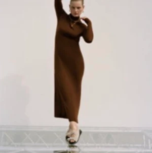 Oanvänd stickad tröja/klänning från Zara - Helt nytt skick