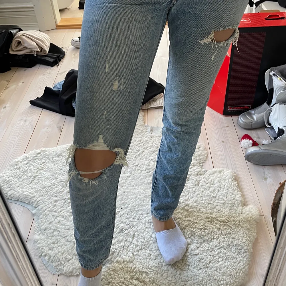 Snygga Levis Jeans med slitningar tyvärr försmå för mig. Bara provade . Jeans & Byxor.