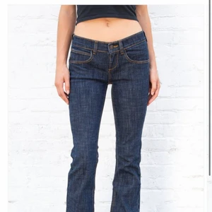 Brandy Melville jeans  - Aldrig använda jeans från brandy som aldrig använts! Jeansen är i stretchigt material och har en mörkblå färg. De är lågmidjade och i en väldigt trendig passform