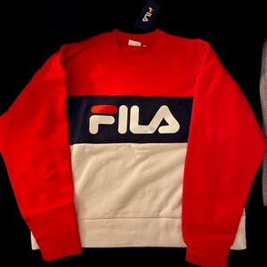 fila  - Oanvänd fila tröja srorlek M . 