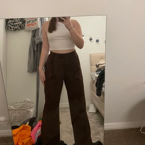 Bruna kostymbyxor  - Bruna kostymbyxor ifrån Nelly. Använda en gång. Storlek M, skriv vid frågor eller för fler bilder. Pris kan diskuteras. 