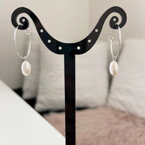 Örhängen med äkta pärlor  - Handgjorda örhängen med sötvattenspärlor. Samfraktar. Kontakta för flera bilder eventuellt video. Creol storlek ca 20 cm Står ej för postens slarv Kontakta för nickelfri alternativ