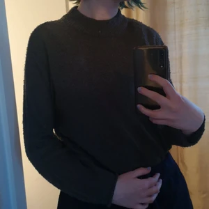 Stickad tröja, Mörk  - Storlek: M, använd men inte så synligt, mörk grönig, nästan grå färg, litet hål på vänster ärm och lång synlig söm längs ryggen, längre än på första bilden