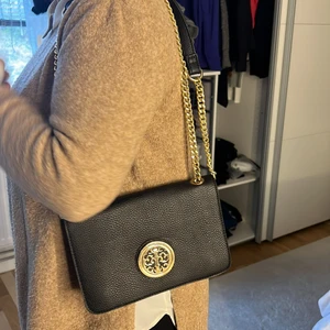 Väska  - Fick denna väskan i present, väskan är köpt i London den har inga hål eller något utan i bra skick.   Säljer för 250kr 