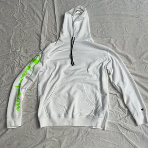 Champion hoodie - Champion hoodie med tryck längst armen, välanvänd :)