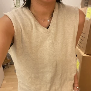 Beige tygväst! - Säljer denna beiga V-ringade tygväst i storlek XS från märket ”Smog”! Jag har klippt av ärmarna själv därför säljer jag den för 50kr!