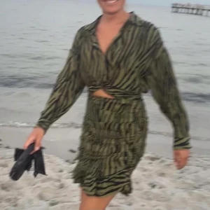 Coolt zebramönstrat set från Zara - Svart/ mörkgrönt zebramönstrat set från Zara, Storlek xs. 