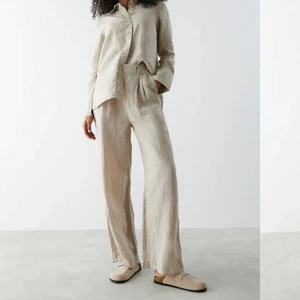 Linnebyxor - Säljer nu dessa linnebyxor från gina tricot! Helt oanvända och i bra skick, det enda är att de blivit lite skrynkliga då jag inte strukit dom och de har legat i min garderobslåda. Skulle säga att de är lite ”oversized” XS! Hör av er vid frågor 🥰