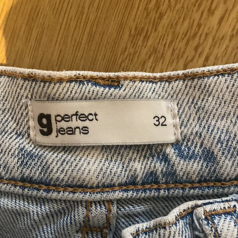 Säljer mina gamla ljusblåa jeans från Gina Tricot i strl 32. Sitter perfekt i midjan även för folk som är väldigt smala i midjan som jag. . Jeans & Byxor.