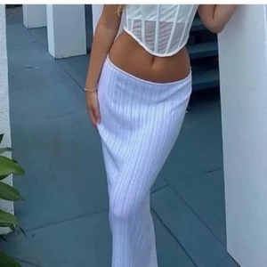 SNDYS - Beställde hem denna kjol från SNDYS två olika storlekar så har bestämt mig för att sälja den i xs och behålla den andra. Nypriset låg på runt 550 plus shipping och tull så vill gärna ha runt samma pris för den då den aldrig är använd med lappar kvar. Säljer även samma kjol i svart. Bilderna är lånade, skriv privat för egna. Om många är intresserade blir det budgivning.  