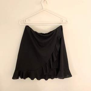 Söt kjol från Gina Tricot i stl M. Använd men i jättefint skick 