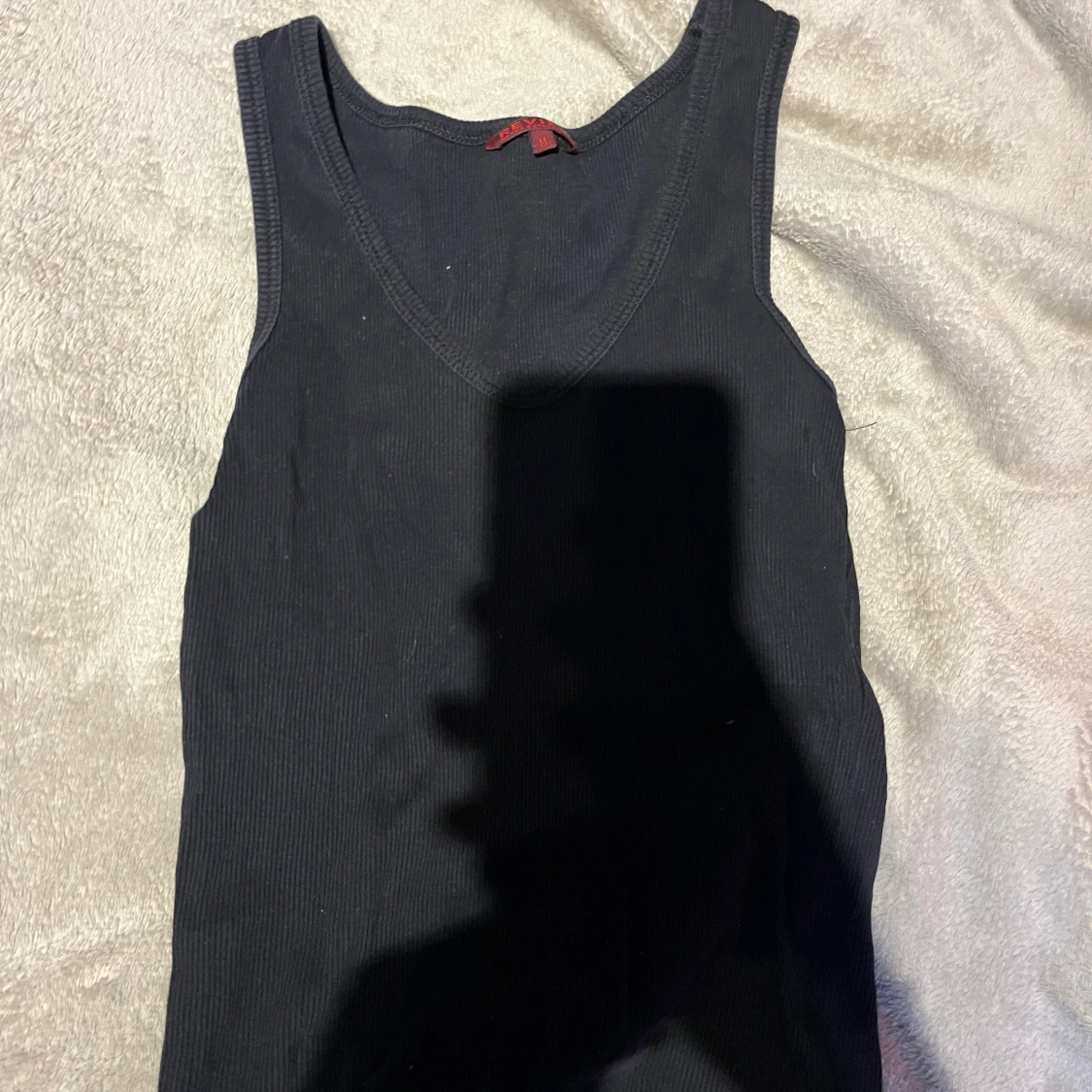 En svart tröja med tryck på baksidan  - 90