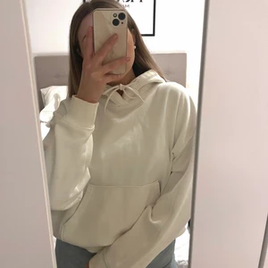 Vit hoodie Weekday - Jättesnygg vit oversized luvtröja från Weekday i strl. S, säljes då jag knappt använt den! 
