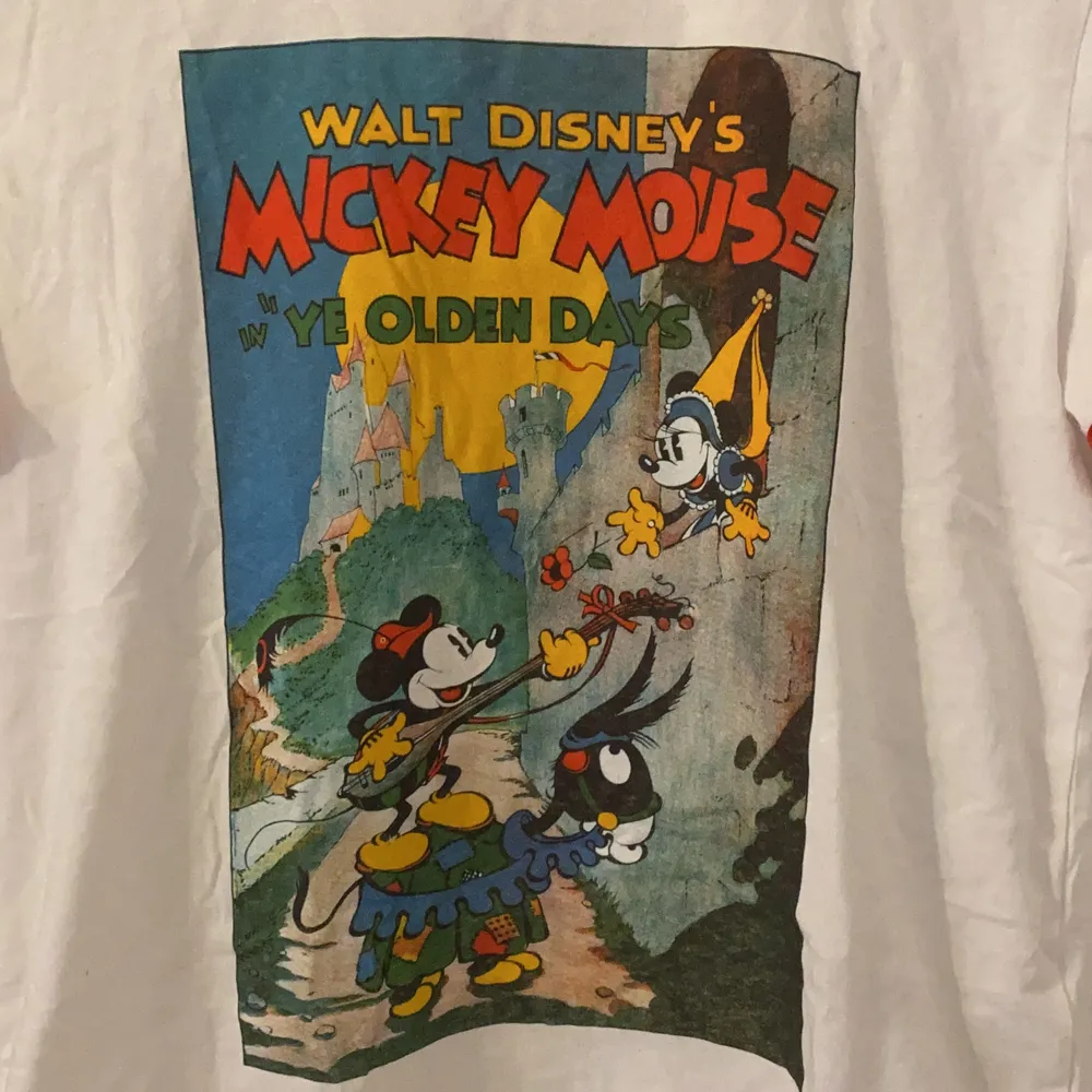 Mickey mouse T-shirt storlek M men sitter som en s/xs. . T-shirts.