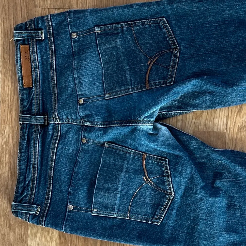 Intressekoll på dessa skitsnygga jeans!😍 De är lite slitna då de är mammas gamla jeans men det är inget som påverkar så mycket❤️ de är i storlek W31L34 och passar mig som är ca 175 lång❤️ Som sagt detta är mest för att se hur många som är intresserade så det är inte säkert att jag säljer dom❤️Skriv om du har några frågor så svarar jag så snabbt som möjligt❤️. Jeans & Byxor.