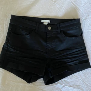 Läder-shorts  - Så fina o trendiga lädershorts!! Köptes för 249kr på hm för något år sedan så finns inte längre att köpa!😍 I storlek 34 men skulle lika gärna passa en S också. Säljer nu endast för 75kr!