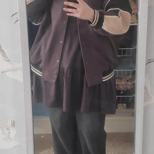 Baseball jacket från hm - Hej! Här säljer jag en Baseball jacka som jag har använt 2 gånger och har glömt bort den i min garderob. Den är fortfarande ny och sjukt snygg men jag vill inte att den ska bara hänga i min garderob utan användning.  Ny pris är 349 kr⚡och jag säljer den för 200 kr + frakt!