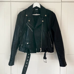 Skinnjacka (fuskskinn) från Zara - Svart skinnjacka i fuskläder från Zara. Använd ett fåtal gånger 🌷 Storlek small. Frakt ingår i priset!