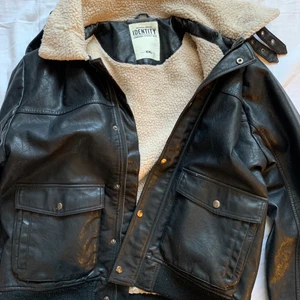 Vintage läder/skinnjacka - Skitcool vintage läderjacka som är köpt på secondhand för nåt år sedan. Man känner att den verkligen har varit med om en resa och det är sjukt bra material. 