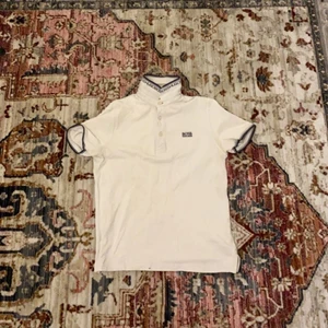 Hugo boss  - Säljer en Hugo boss Piké eftersom den inte används längre den är köpt för 950kr i johnells men säljer för 500 på grund av att den har ett litet hål men annars bra skick (ÄKTA) Passar barn ganska bra:)